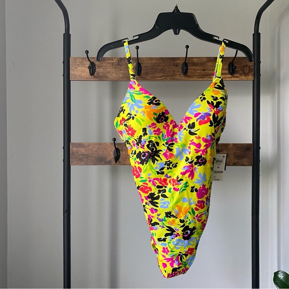 BAR III Women's Floral Chic molded cup sweetheart neckline One-Piece Swimsuit M - Picture 8 of 8